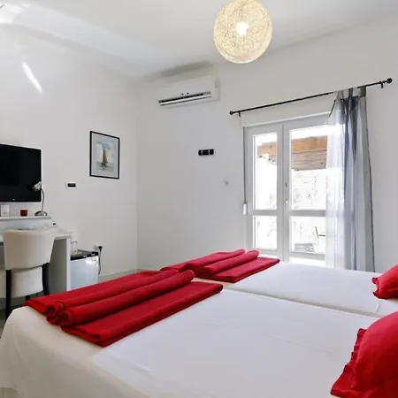 In Guest - Comfy Next To The *
